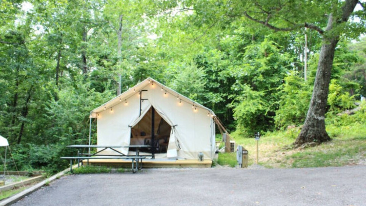 Delta RV Rental | Luxury Spacious Glamping, Lake View, Grill, Pool, Pet Friendly, Swim