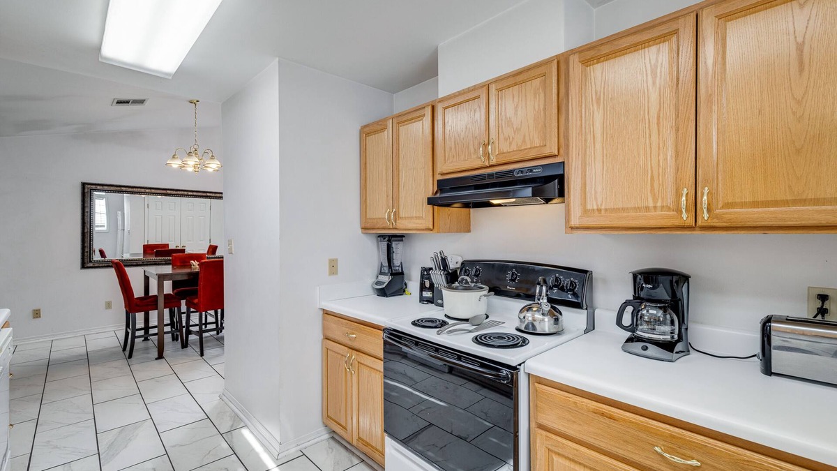 Monroe House | Luxury Spacious Home, Only 4.7 Miles From Airport