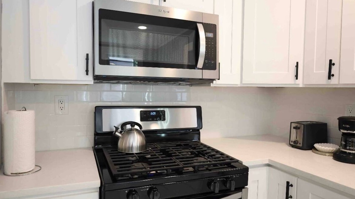 West New Haven Apartment | Luxury Spacious Home/Convenient Location/Free Wine