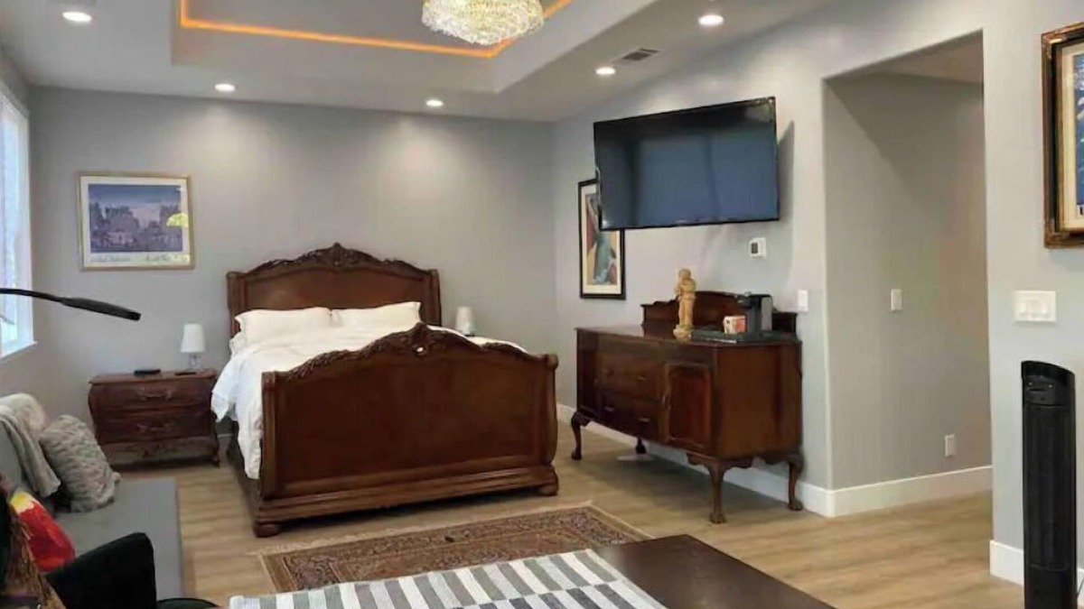 Woodside Apartment | Luxury Spacious Studio in Woodside Plaza