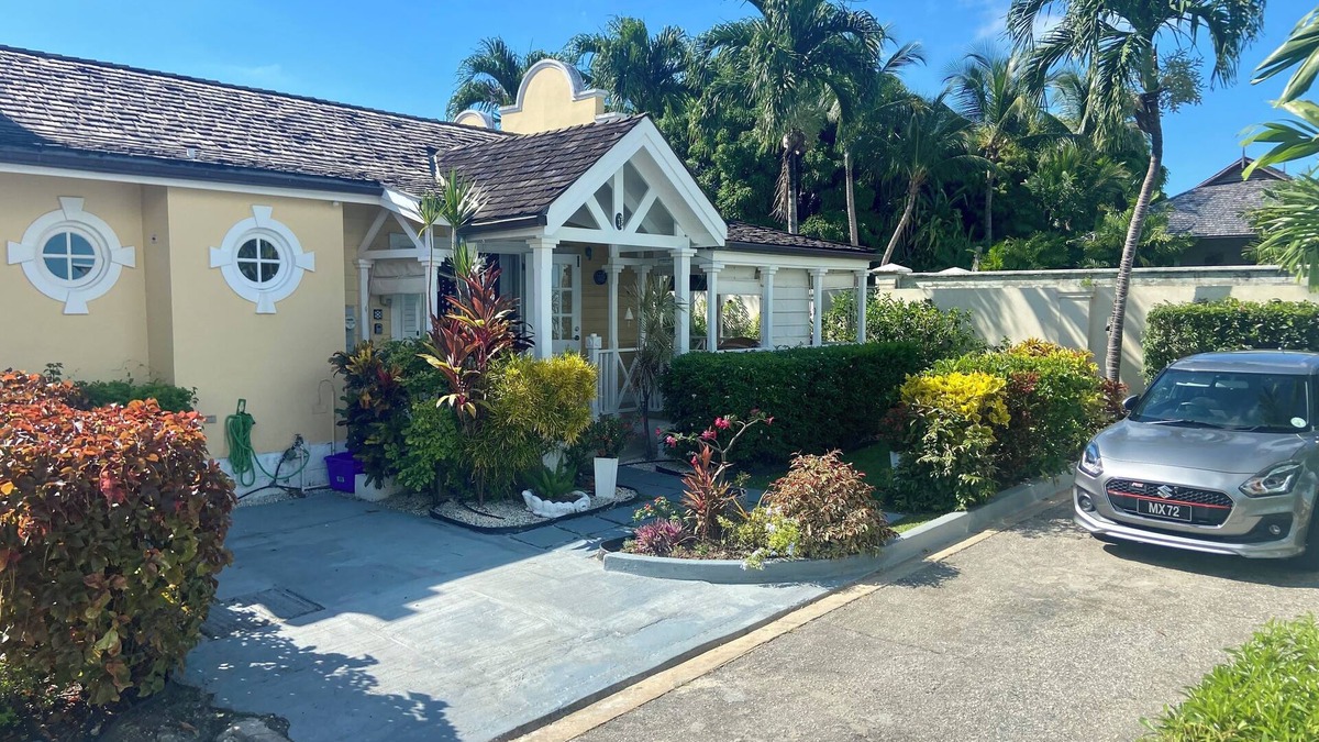 Porters Villa | Luxury Spacious Villa 4 min from the beach, private garden & pool Approved Villa