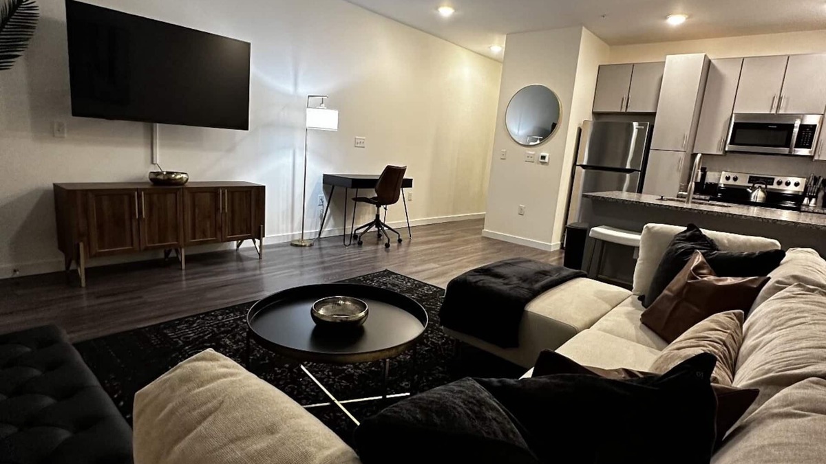 Richmond Apartment | Luxury stay in the heart of the city and minutes from downtown! Free Parking!