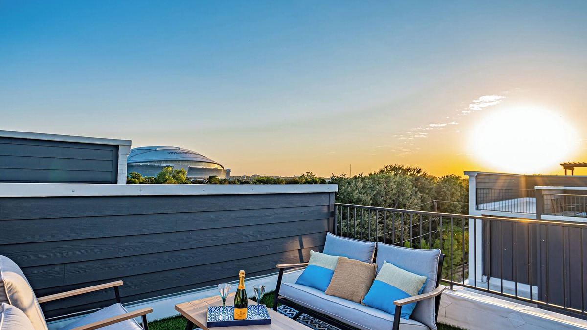 Arlington House | Luxury Stay | Short Walk to AT&T | Free Parking