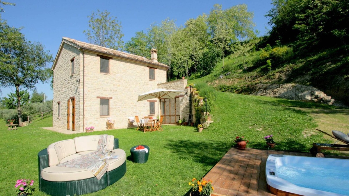 Monte San Martino Villa | Luxury Stay with Garden