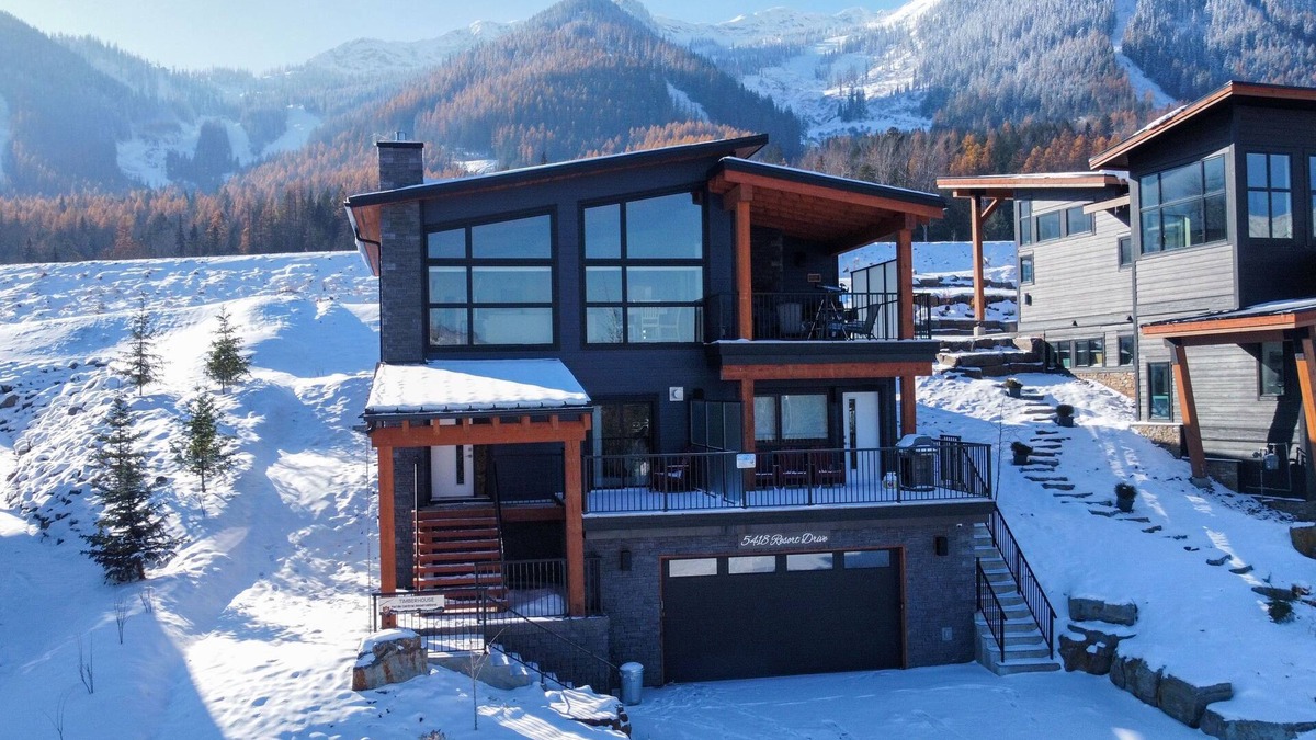East Kootenay House | Luxury. Steps to the Timberline Chairlift