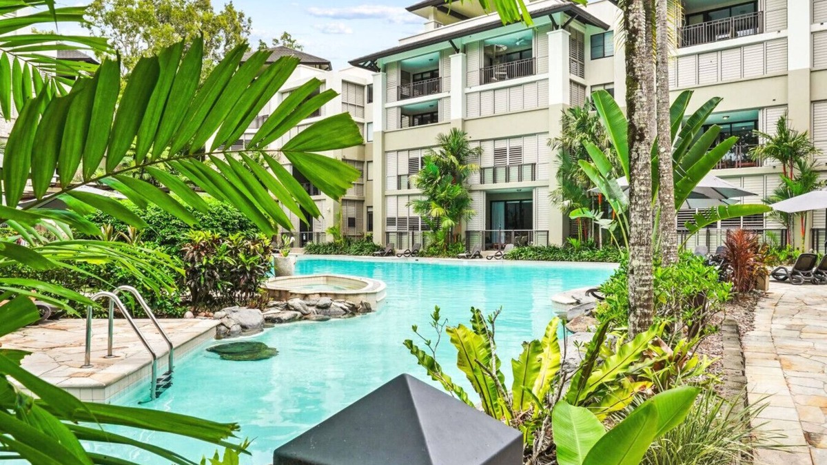 Palm Cove Apartment | Luxury Studio in Palm Cove Resort | Steps to Beach & Pools
