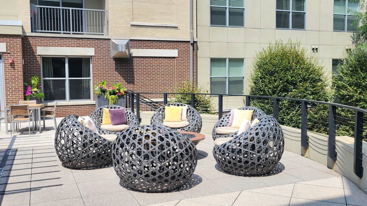 Del Ray Apartment | Luxury Studio ~ Min to New Metro/OldTown/DC/DCA/Free Garage Parking/Wifi/Pool