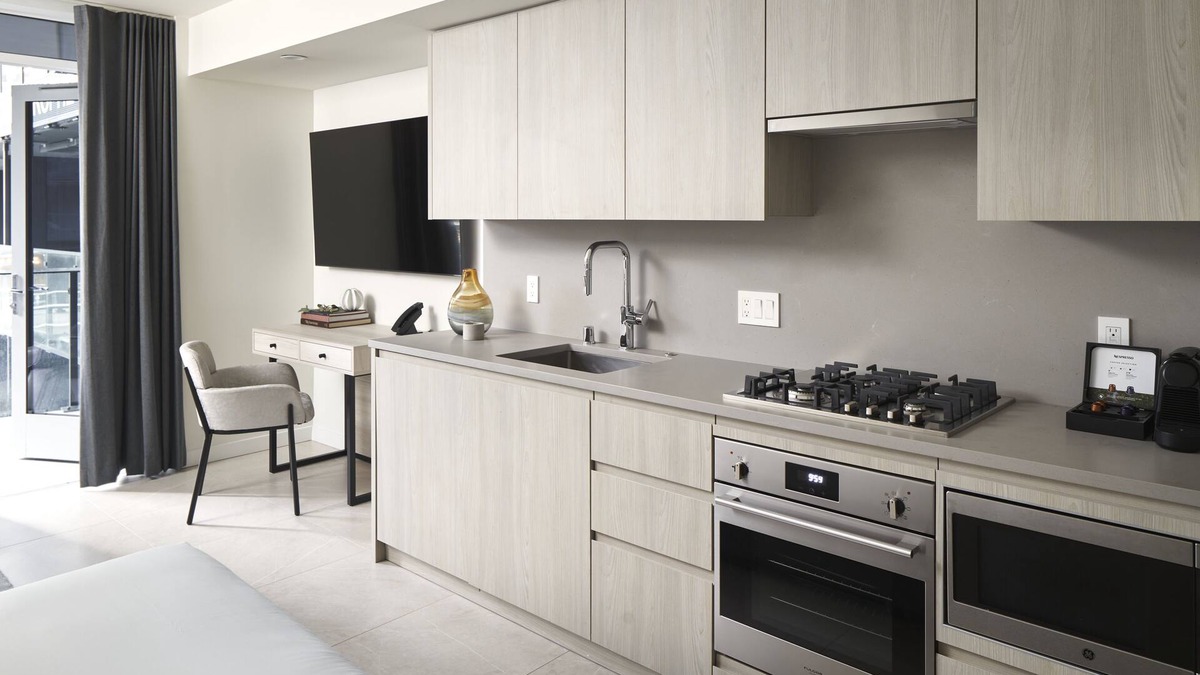 Cascade Hotel | Luxury Studio Suite in South Lake Union: King Bed, Full Kitchen & Pool Access