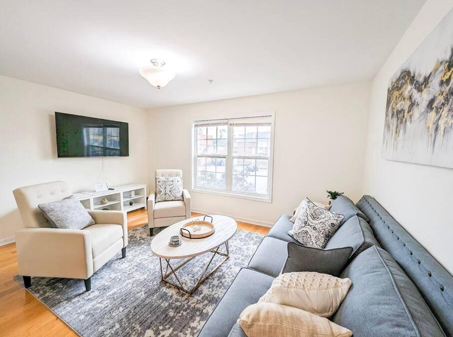 Stockade Historic District Apartment | Luxury Stylish Townhome King Beds WD Garage