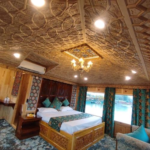 Brein Hotel | LUXURY Suite BY SP Group OF Houseboats