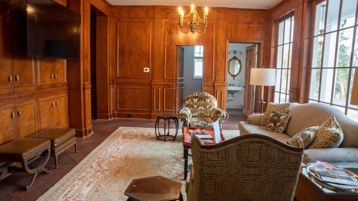 LaGrange Apartment | Luxury Suite in Historic Mansion. 5 minutes from downtown!