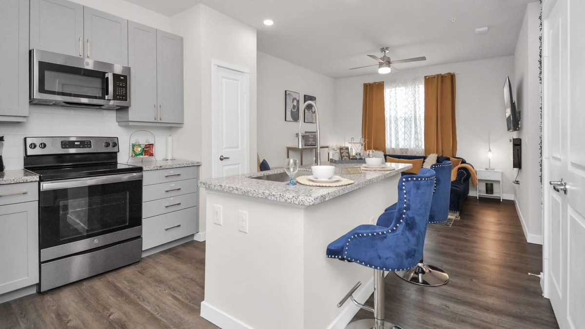 Spring Branch East Apartment | Luxury Suite ⭐️ King Bed ⭐️ Pool View ⭐️ Gym ⭐️ Workspace