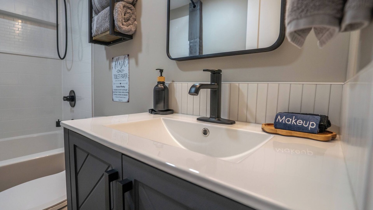 South Central House | Luxury Suite Located Downtown Kelowna Minutes away from the beach with Patio