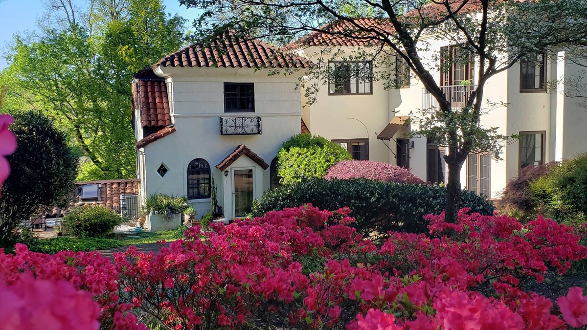 Downtown Knoxville Villa | Luxury Suite near University of Tennessee campus, pet friendly