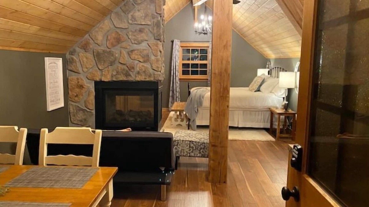Mingo Apartment | Luxury Suite on 7 Acres of Woods! Fireplace, Whirlpool!