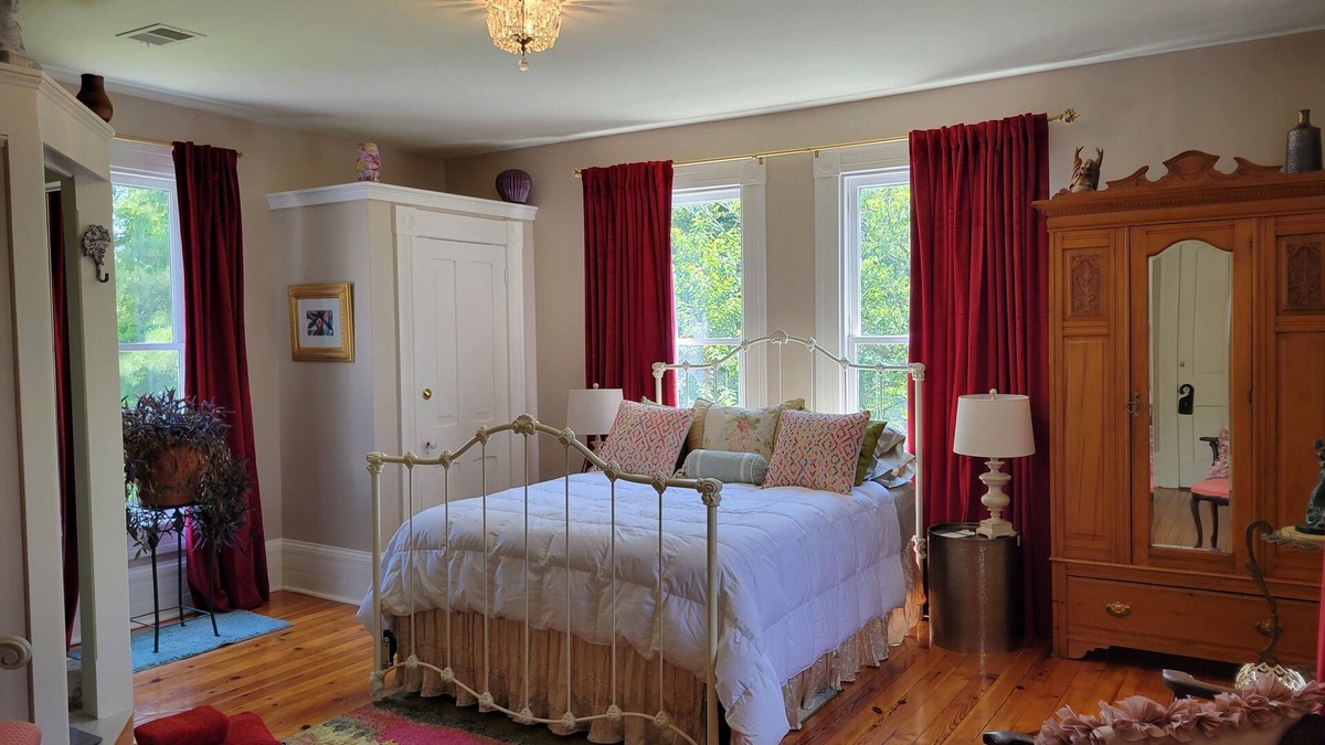 Washington Bed & Breakfast | Luxury suite w/private bath; only 1/2 block from the Inn at Little Washington!