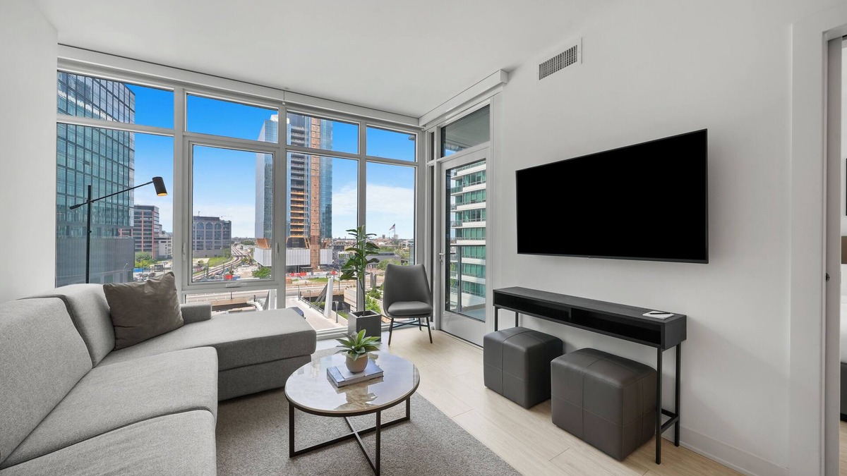 West Loop Gate Apartment | Luxury Suites in Chicago's West Loop – Steps from Dining, Shopping & Attractions