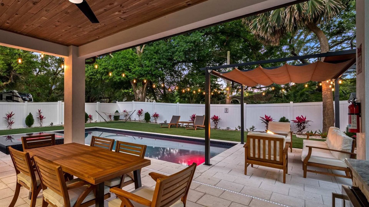 Riverside Heights Cottage | Luxury Tampa Home w/Pool, Jacuzzi & Amenities