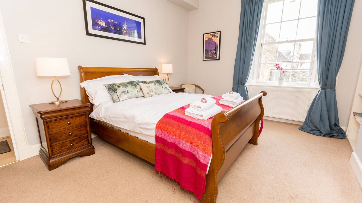 New Town Apartment | Luxury Thistle New Town 1 Bed Apt Super King