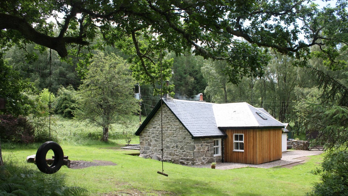 Foss Cottage | Luxury three bedroom holiday cottage on Loch Rannoch