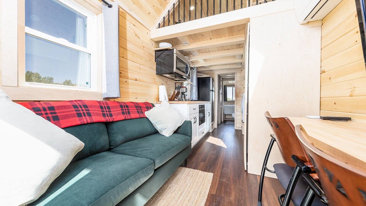 Montrose Cabin | Luxury Tiny Home/Base Camp to Ouray, Telluride/2 Queen beds, 1 twin bed/Washer & Dryer/Smart TV/Hot Tub Access/Patio w/Mountain Views/Fire Pit/11 mi to Airport