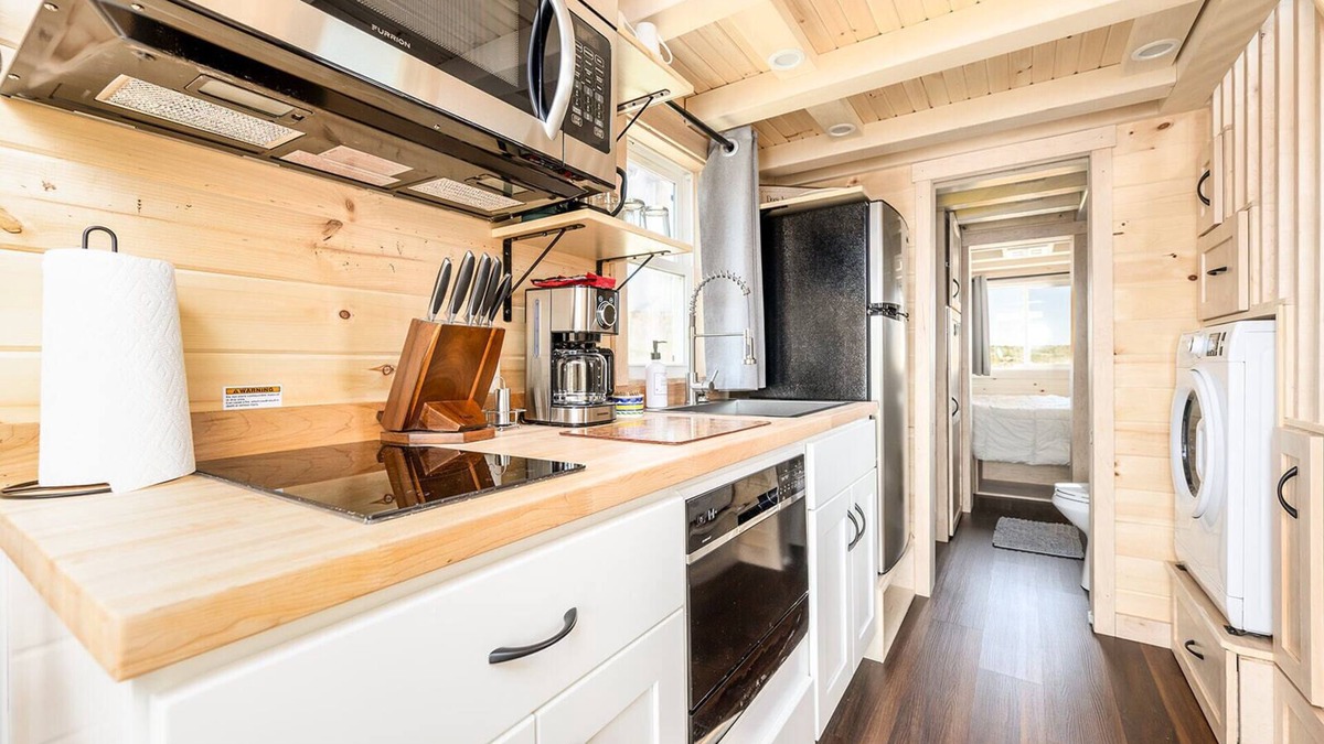 Montrose Cabin | Luxury Tiny Home/Base Camp to Ouray, Telluride/2 Queen beds, 1 twin bed/Washer & Dryer/Smart TV/Hot Tub Access/Patio w/Mountain Views/Fire Pit/11 mi to Airport