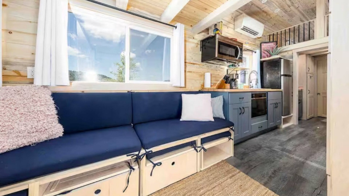 Montrose Cabin | Luxury Tiny Home/Base Camp to Ouray, Telluride/3 Queen beds/Washer & Dryer/Smart TV/Hot Tub Access/Patio w/Mountain Views/Fire Pit/11 mi to Airport