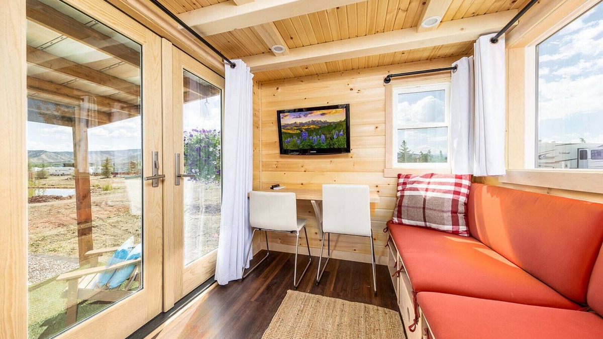 Montrose Cabin | Luxury Tiny Home/Base Camp to Ouray, Telluride/3 Queen beds/Washer & Dryer/Smart TV/Hot Tub Access/Patio w/Mountain Views/Fire Pit/11 mi to Airport