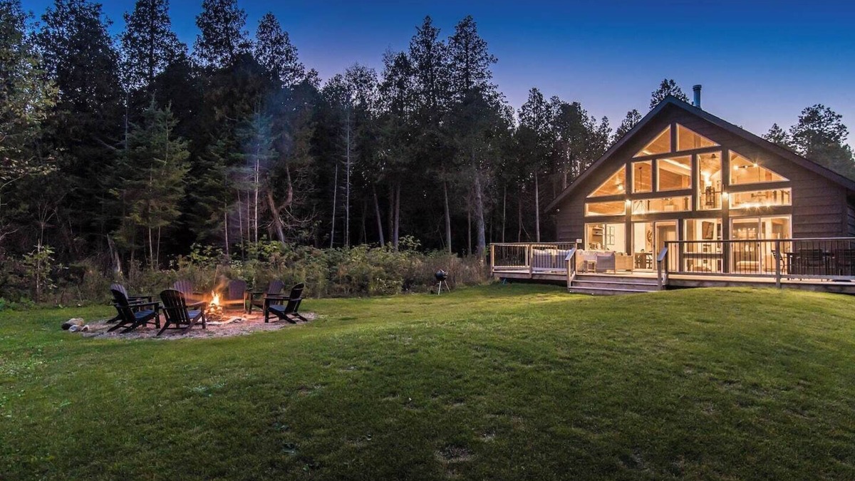 Tobermory Cabin | Luxury Tobermory Retreat: Modern Home + Hot Tub