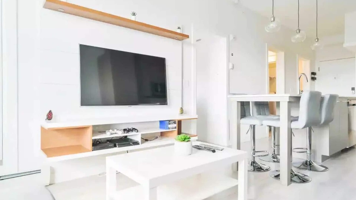 Calgary Condo | Luxury Top Floor💎FREE Parking💎PS4💎10min to Airport
