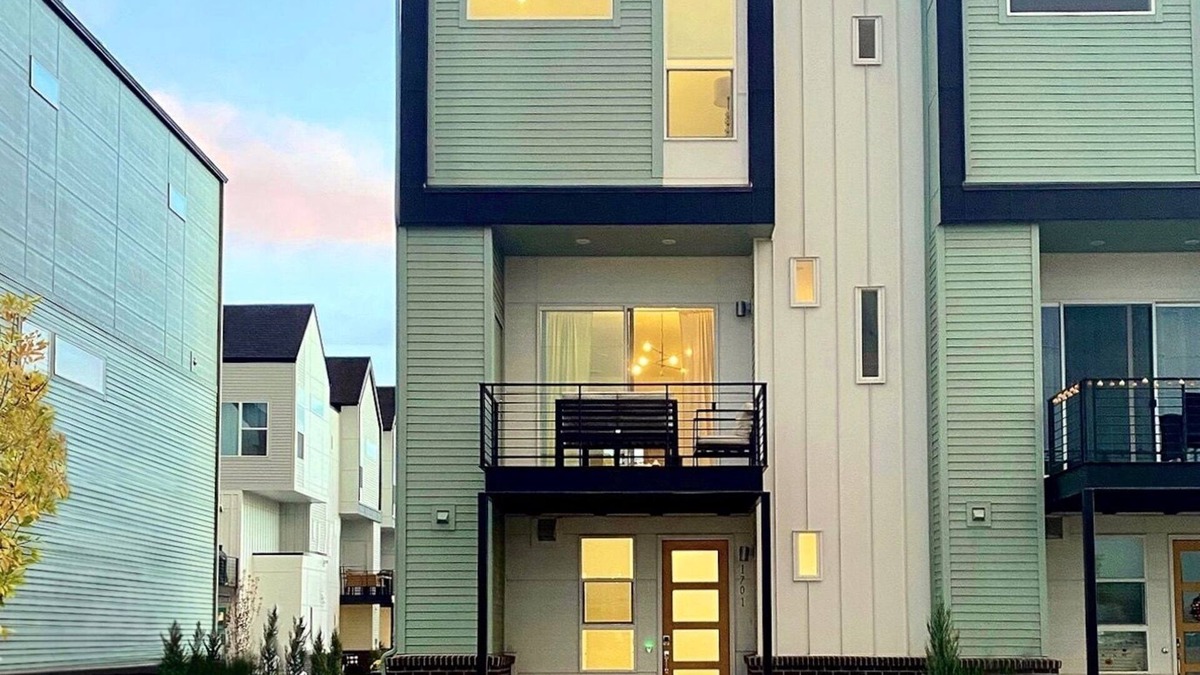 Twin Lakes House | Luxury Townhome - 10 Min to Downtown!