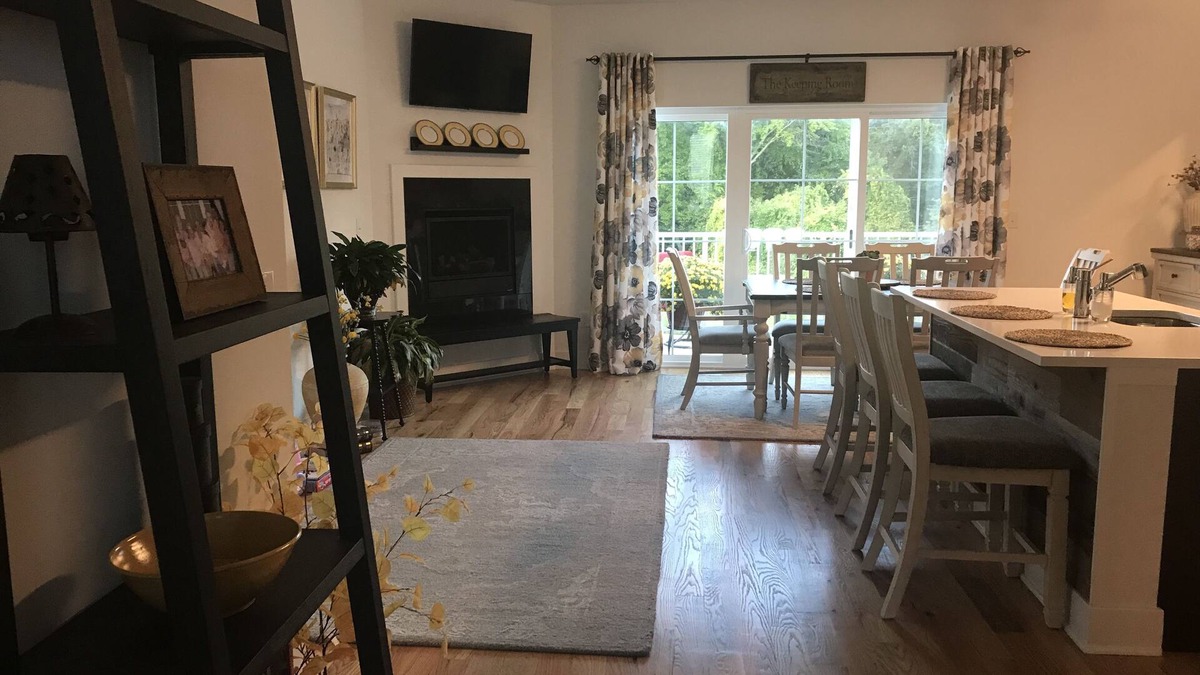 Weatogue House | Luxury Townhome, close to airport, hiking, biking, with beautiful Mountain View.