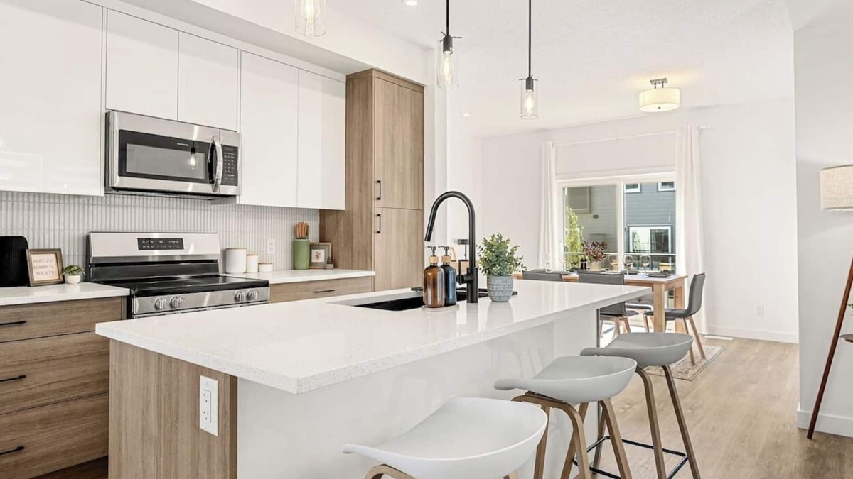 Springbank Hill House | Luxury Townhome King Bed Near WinSport & Aspen