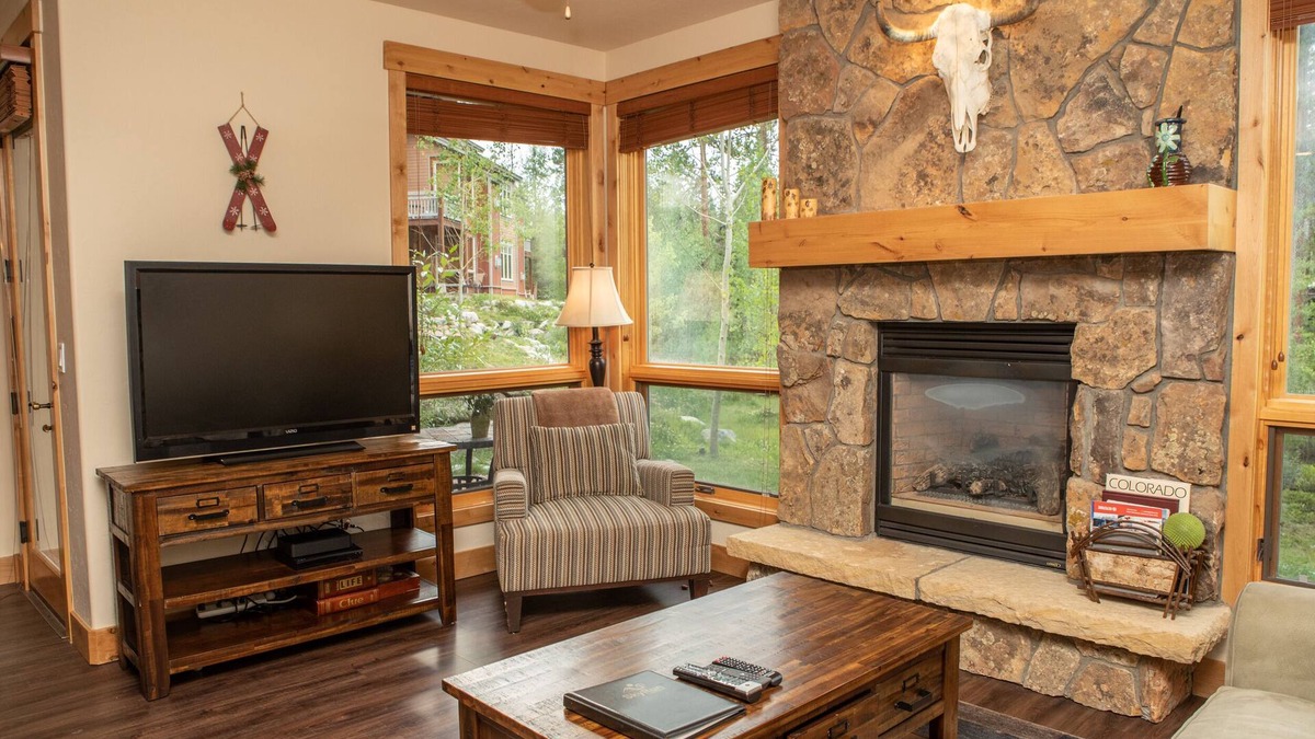 Keystone House | Luxury Townhome/Pool and Hot Tub Access/Private Patio