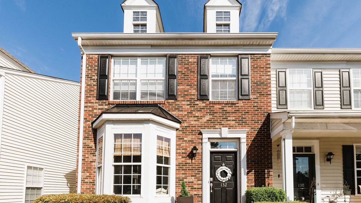 Mauldin House | Luxury Townhouse Pet Friendly in Gvl-Mauldin-Simpsonville area. 2 car parking