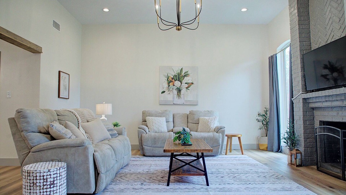 Texarkana House | Luxury-Toxic Free Amenities, 4 BD 2 BA, Sleeps 11, Pleasant Grove, fenced yard