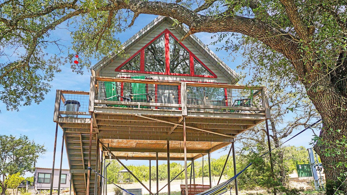 Dripping Springs Cabin | Luxury Treehouse w/Grill, Fire Pit, & Pond in Dripping Springs