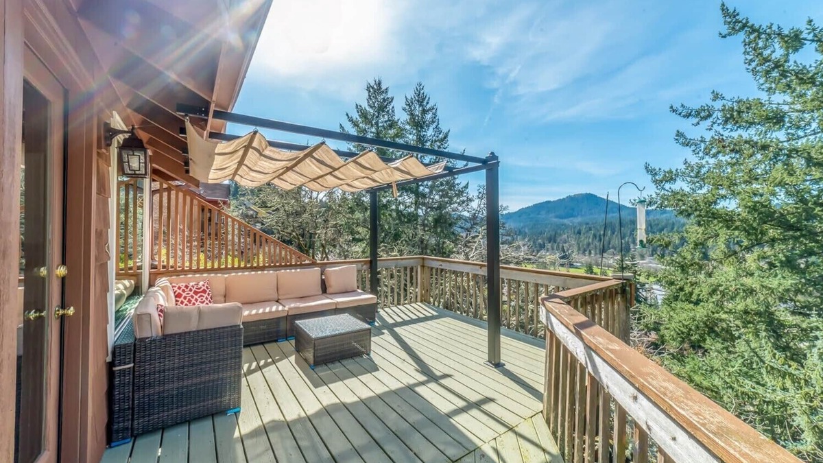 Southeast Eugene House | Luxury Treehouse Home | Eugene Views | Large Deck