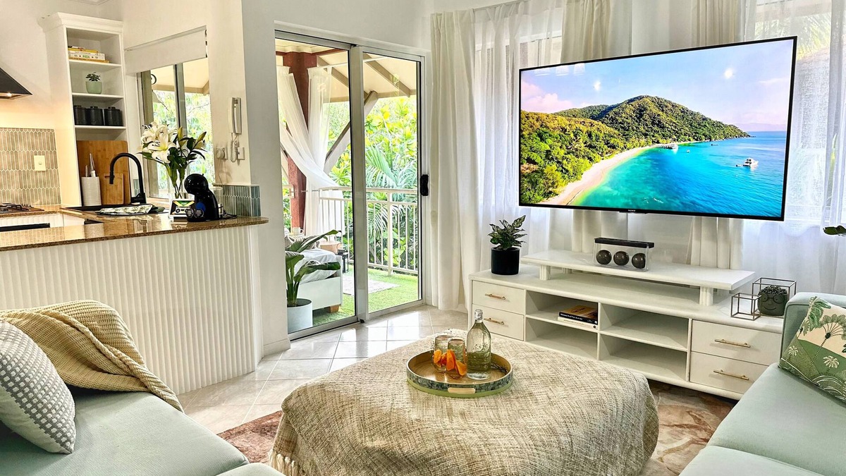 Edge Hill Apartment | Luxury TROPICAL 2 bedroom apartment in resort 4 pools - 5 mins to CBD/airport