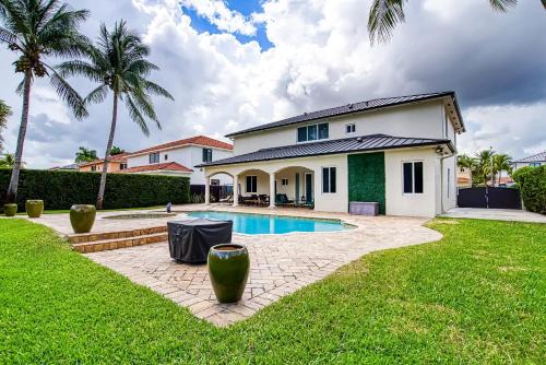 Miami Lakes House | Luxury Tropical Living , 4BR w Backyard Pool Oasis