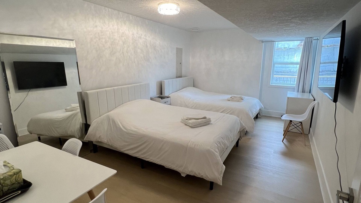 Regional District of Nanaimo House | Luxury Tudor's Gateway with A/C. Pet Friendly! (pet fee is applied).