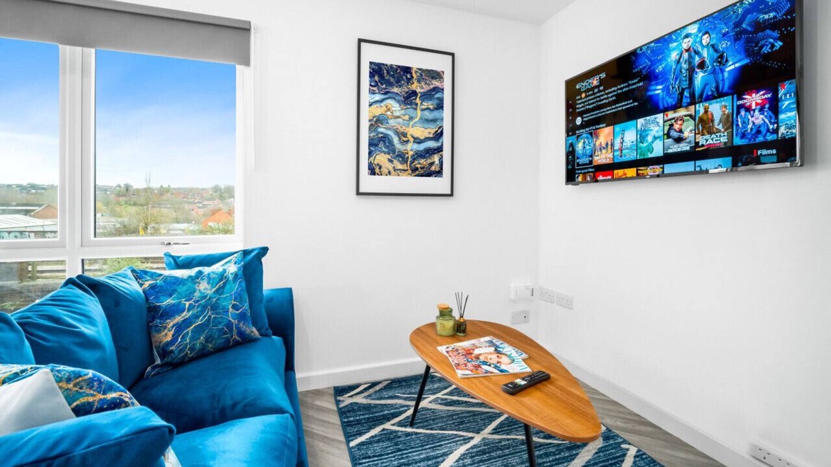 Cradley Heath Apartment | Luxury Two Bed Apartment - Parking - Smart TV