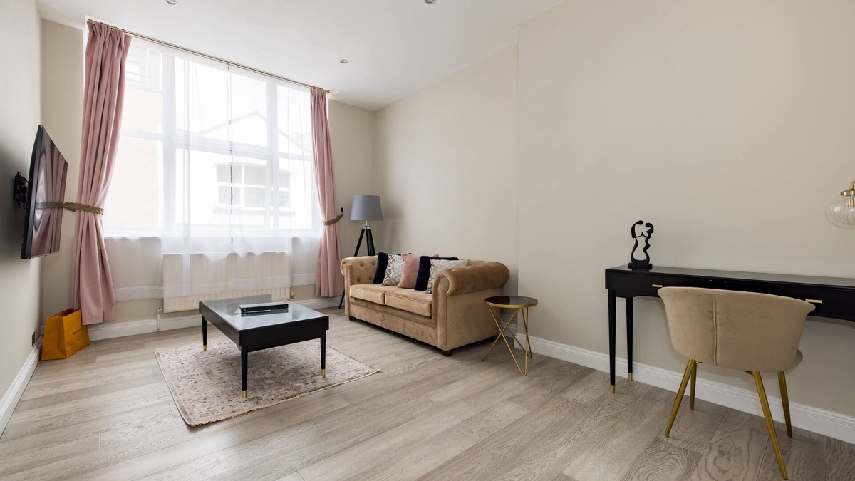 Farringdon Apartment | Luxury two bedroom Central London apartment minutes from Farringdon Station!