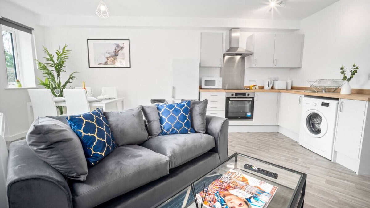 Cradley Heath Apartment | Luxury Two Bedroom Apartment - Parking - Smart TV