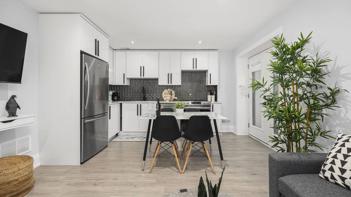 Dorset Park House | ☆ Luxury Unit - HEATED FLOORS, WORKSPACE, CENTRAL LOCATION & FREE PARKING ☆