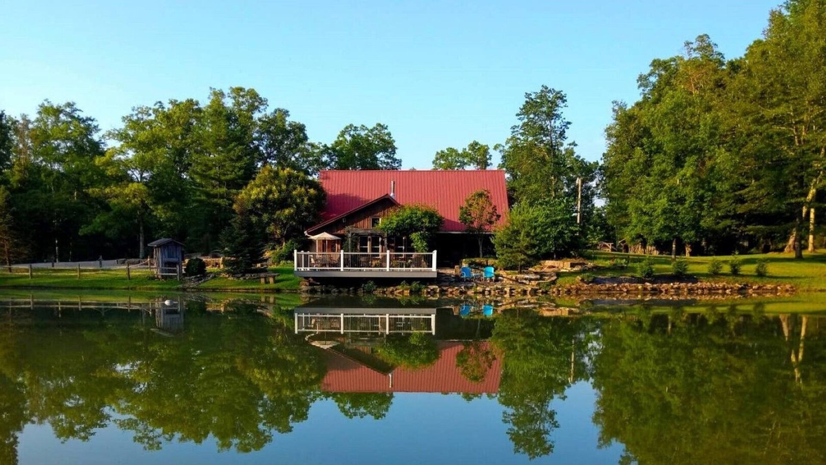 Sharpsburg Cabin | Luxury Vacation and Hunting Cabin with Hot Tub, Game Room, and Pond