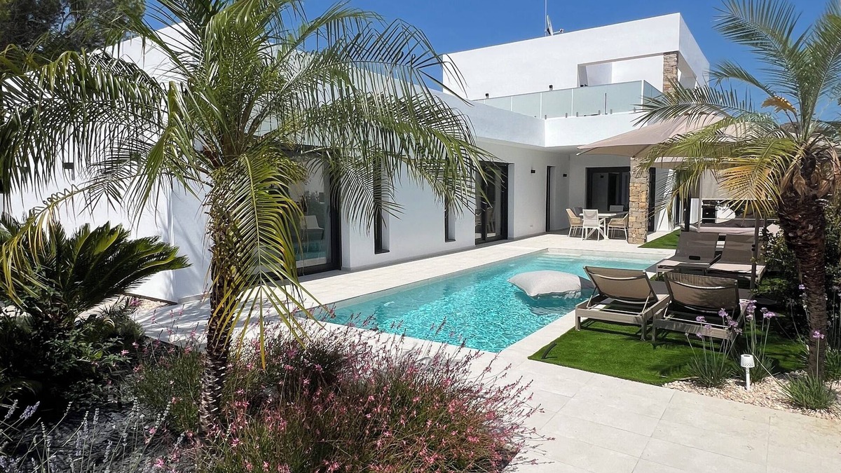 Cambrils Villa | Luxury vacation home for 8 people with heated saltwater pool, 450 m from the sea
