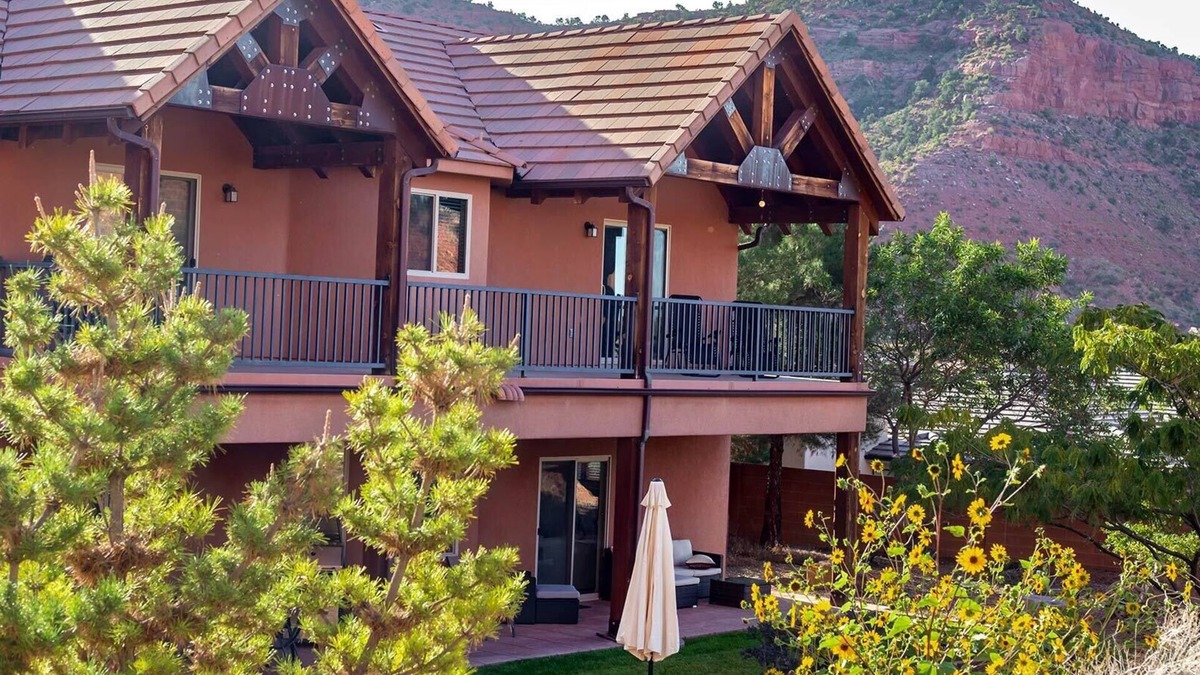 Kanab House | Luxury Vacation Home in Southern Utah with Pool and Hot Tub. Near Zion and Bryce