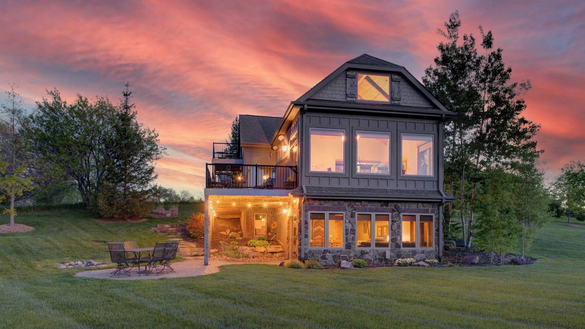 Elkhorn House | Luxury Vacation Home on with Awesome Lake Views!