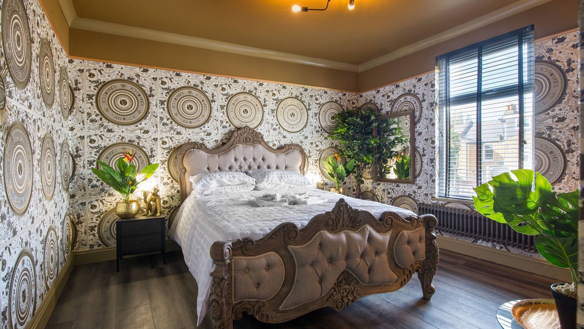 Leyton Apartment | Luxury Versace 1 Bed, Hot Tub, Pool Table, Sky Tv